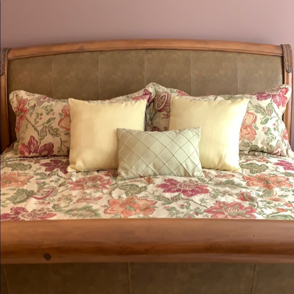King size comforter and matching pillow shams